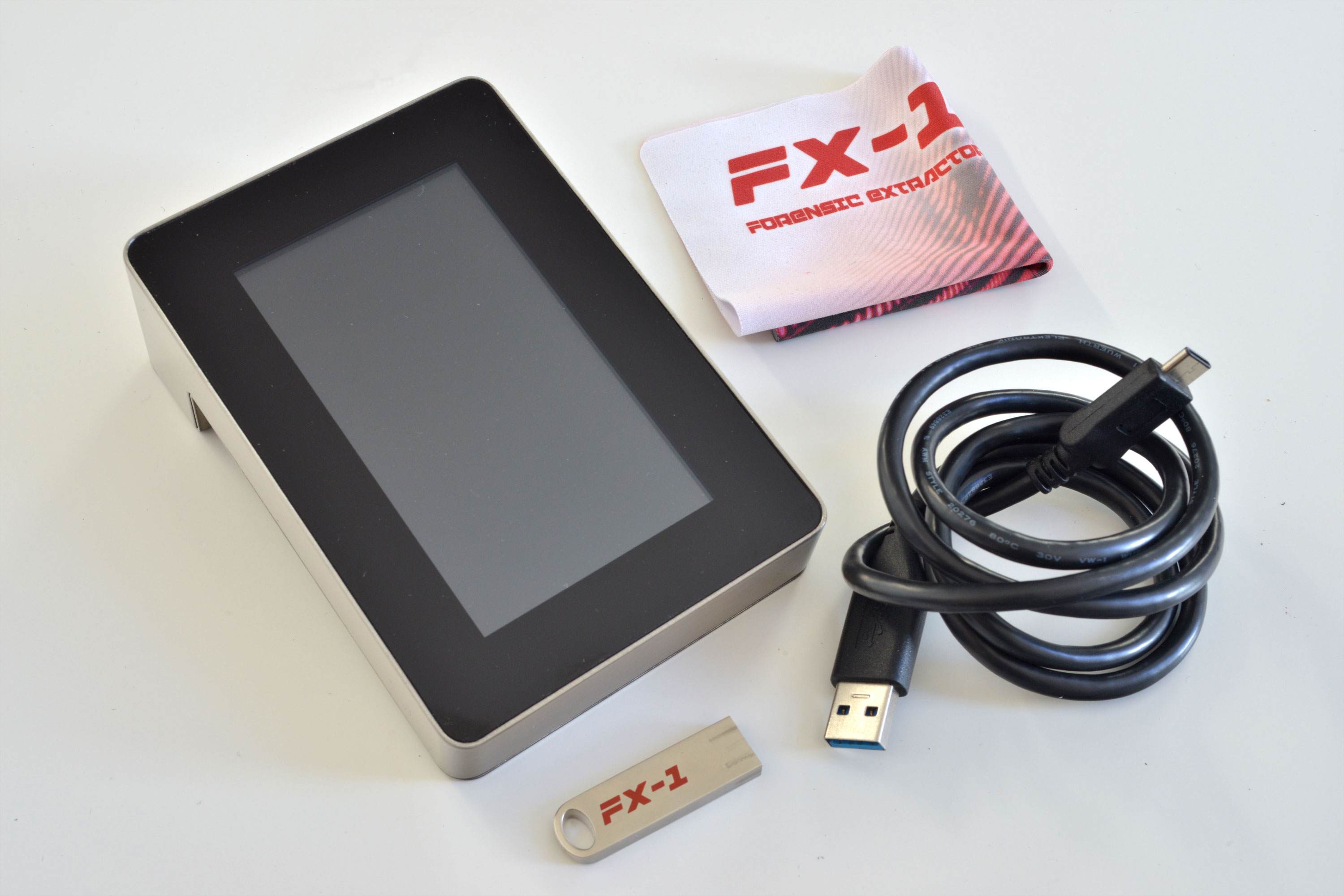 Lieferumfang: FX-1, USB-Stick, USB-C-Kabel, USB-A-auf-USB-C-Adapter, Mikrofasertuch im Hartschalenkoffer